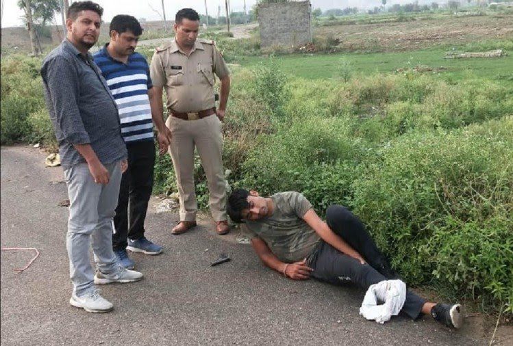 ग्रेटर नोएडा में पुलिस और बदमाश के बीच मुठभेड़ 25 हजार का इनामी बदमाश गिरफ्तार ग्रेटर नोएडा में पुलिस और बदमाश के बीच मुठभेड़ 25 हजार का इनामी बदमाश गिरफ्तार