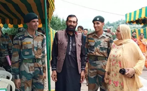 शहीद सैनिक औरंगजेब के भाई शब्बीर और तारिक सेना में भर्ती, कहा- आतंकियों से लेंगे बदला शहीद सैनिक औरंगजेब के भाई शब्बीर और तारिक सेना में भर्ती, कहा- आतंकियों से लेंगे बदला