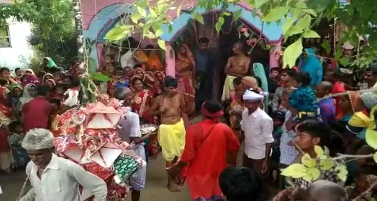 नाग पंचमी पर विशेषः विषैले सांपों के साथ खेलते हैं बूढ़े-बच्चे, सांपों की होती है विशेष पूजा