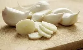 सुबह खाली पेट लहसुन खाने से पुरुषों में दूर होती ये समस्या सुबह खाली पेट लहसुन खाने से पुरुषों में दूर होती ये समस्या