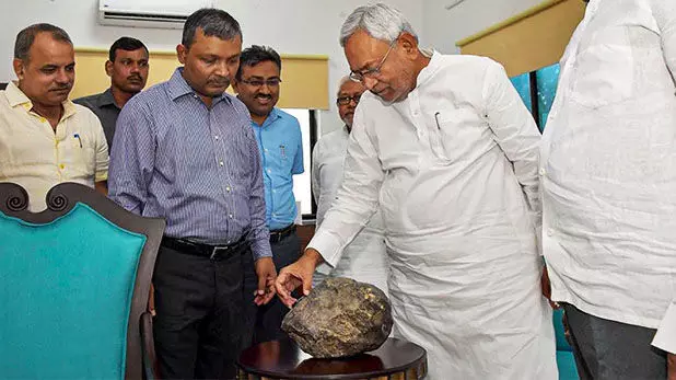 जब आसमान से गिरे 15 किलो के पत्थर को नीतीश कुमार ने हाथों में उठाया जब आसमान से गिरे 15 किलो के पत्थर को नीतीश कुमार ने हाथों में उठाया