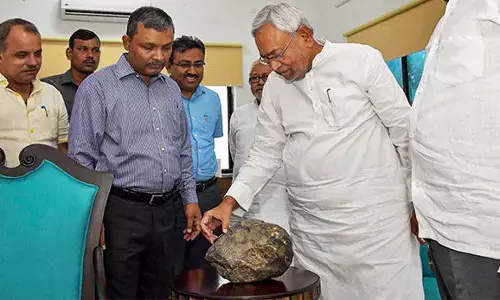 जब आसमान से गिरे 15 किलो के पत्थर को नीतीश कुमार ने हाथों में उठाया