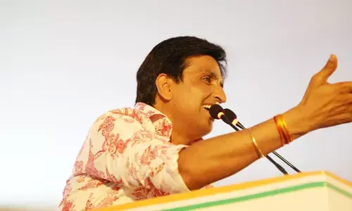 आयकर विभाग ने साहित्य के क्षेत्र में सर्वाधिक टेक्स पेय करने वाले कवि डॉ कुमार विश्वास को किया सम्मानित