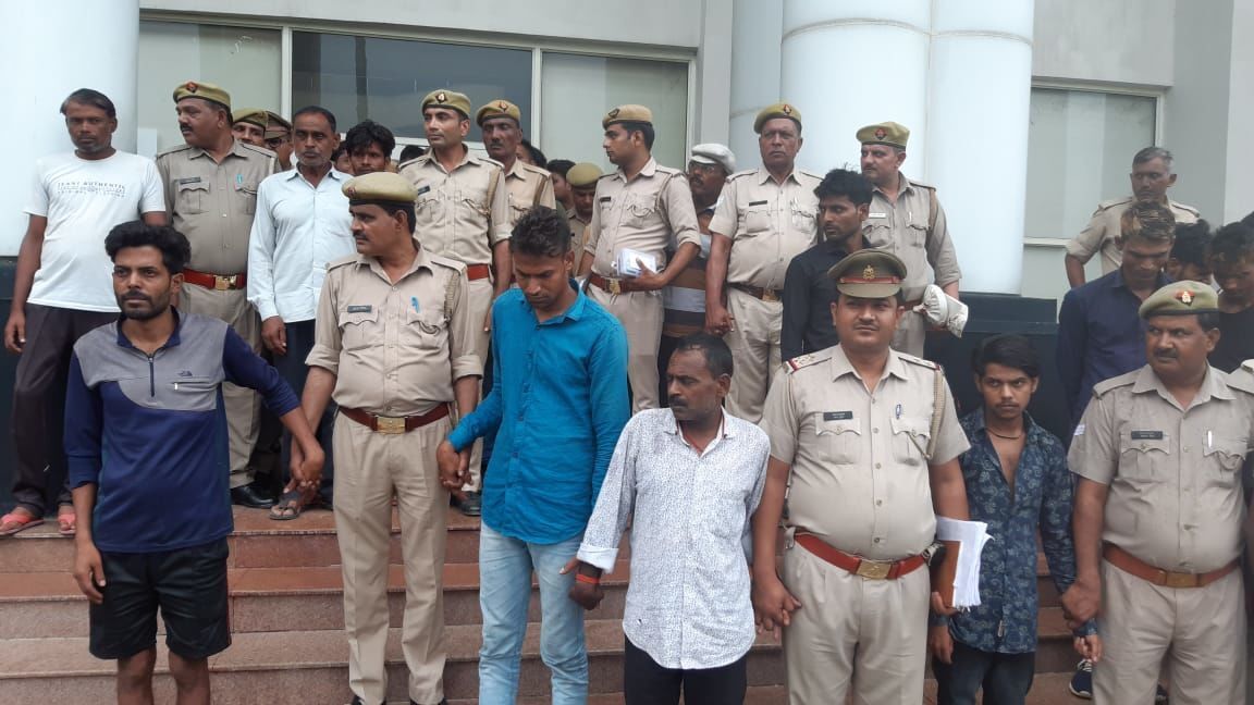 नोएडा पुलिस ने कसा अपराधियों पर शिकंजा, रातोंरात दो इनामिया समेत पचास वांछित अपराधियों को किया गिरफ्तार नोएडा पुलिस ने कसा अपराधियों पर शिकंजा, रातोंरात दो इनामिया समेत पचास वांछित अपराधियों को किया गिरफ्तार