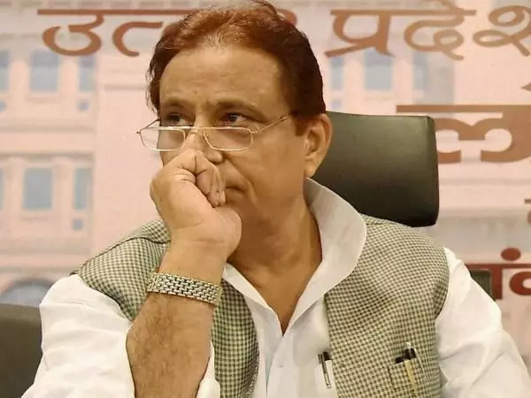 जनता पार्टी से राजनीतिक संघर्ष की शुरुआत करने वाले आज़म खान का विवादों से चोली दामन का साथ