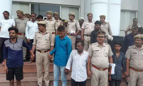 नोएडा पुलिस ने कसा अपराधियों पर शिकंजा, रातोंरात दो इनामिया समेत पचास वांछित अपराधियों को किया गिरफ्तार