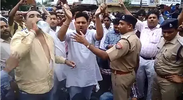 बीजेपी नेता की गाडी सीज करने पर भाजपाई बैठे धरने पर, एम्बुलेसं फंसी रही लेकिन बीजेपी नेताओं का दिल नहीं पसीजा बीजेपी नेता की गाडी सीज करने पर भाजपाई बैठे धरने पर, एम्बुलेसं फंसी रही लेकिन बीजेपी नेताओं का दिल नहीं पसीजा