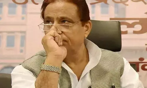 जनता पार्टी से राजनीतिक संघर्ष की शुरुआत करने वाले आज़म खान का विवादों से चोली दामन का साथ