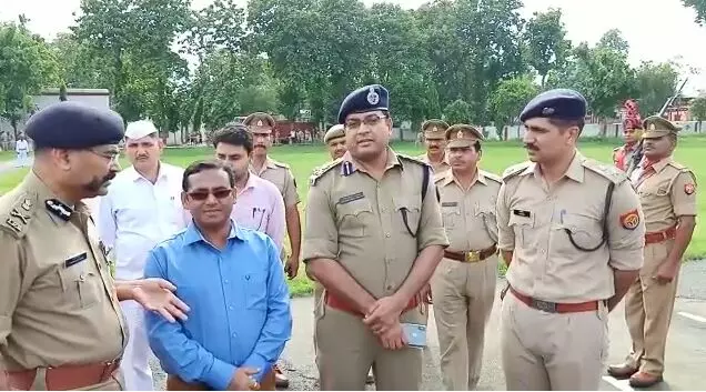 मुजफ्फरनगर : ADG प्रशांत कुमार ने हेलिकॉप्टर से कावड़ियों पर बरसाए फूल मुजफ्फरनगर : ADG प्रशांत कुमार ने हेलिकॉप्टर से कावड़ियों पर बरसाए फूल