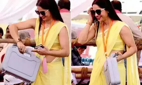 पीली साडी वाली मैडम ने अब नीली साडी पहन टिक टोक पर मचाया गजब का धमाल पीली साडी वाली मैडम ने अब नीली साडी पहन टिक टोक पर मचाया गजब का धमाल