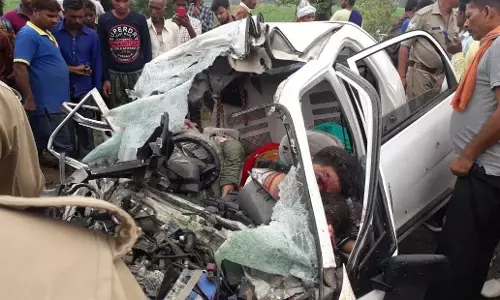 यूपी में भीषण सड़क हादसे में 6 लोगों की मौत, दो घायल यूपी में भीषण सड़क हादसे में 6 लोगों की मौत, दो घायल