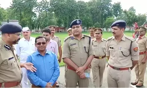 मुजफ्फरनगर : ADG प्रशांत कुमार ने हेलिकॉप्टर से कावड़ियों पर बरसाए फूल