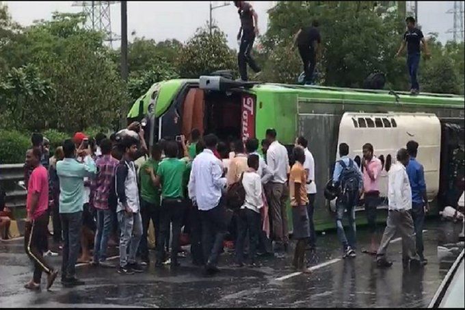 नोएडा में यात्रियों से भरी बस पलटी, मचा हाहाकार नोएडा में यात्रियों से भरी बस पलटी, मचा हाहाकार