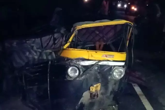 यूपी में बेकाबू ट्रक और टेंपो में टक्कर, हादसे में 4 लोगों की मौत, 6 घायल