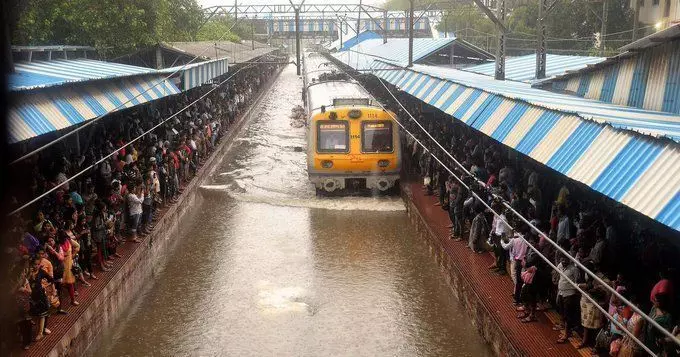 महालक्ष्मी एक्‍सप्रेस बाढ़ में फंसी, पहुंचने वाली है NDRF की टीम