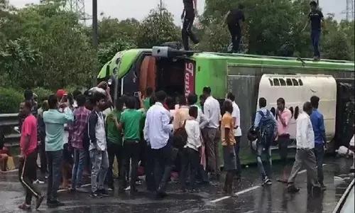 नोएडा में यात्रियों से भरी बस पलटी, मचा हाहाकार