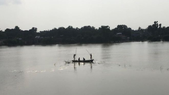 यूपी : बहराइच में यात्रियों से भरी नाव सरयू नदी में पलटी, एक की मौत 17 लापता यूपी : बहराइच में यात्रियों से भरी नाव सरयू नदी में पलटी, एक की मौत 17 लापता