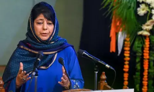 बारूद को हाथ लगाने के बराबर है 35ए के साथ छेड़छाड़, वो हाथ ही नहीं वो सारा जिस्म जल के राख हो जाएगा : महबूबा मुफ्ती