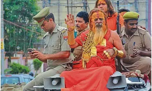 कांवड़ यात्रा में शामिल हुए गोल्डन बाबा, इस बार पहना है इतने किलो सोना