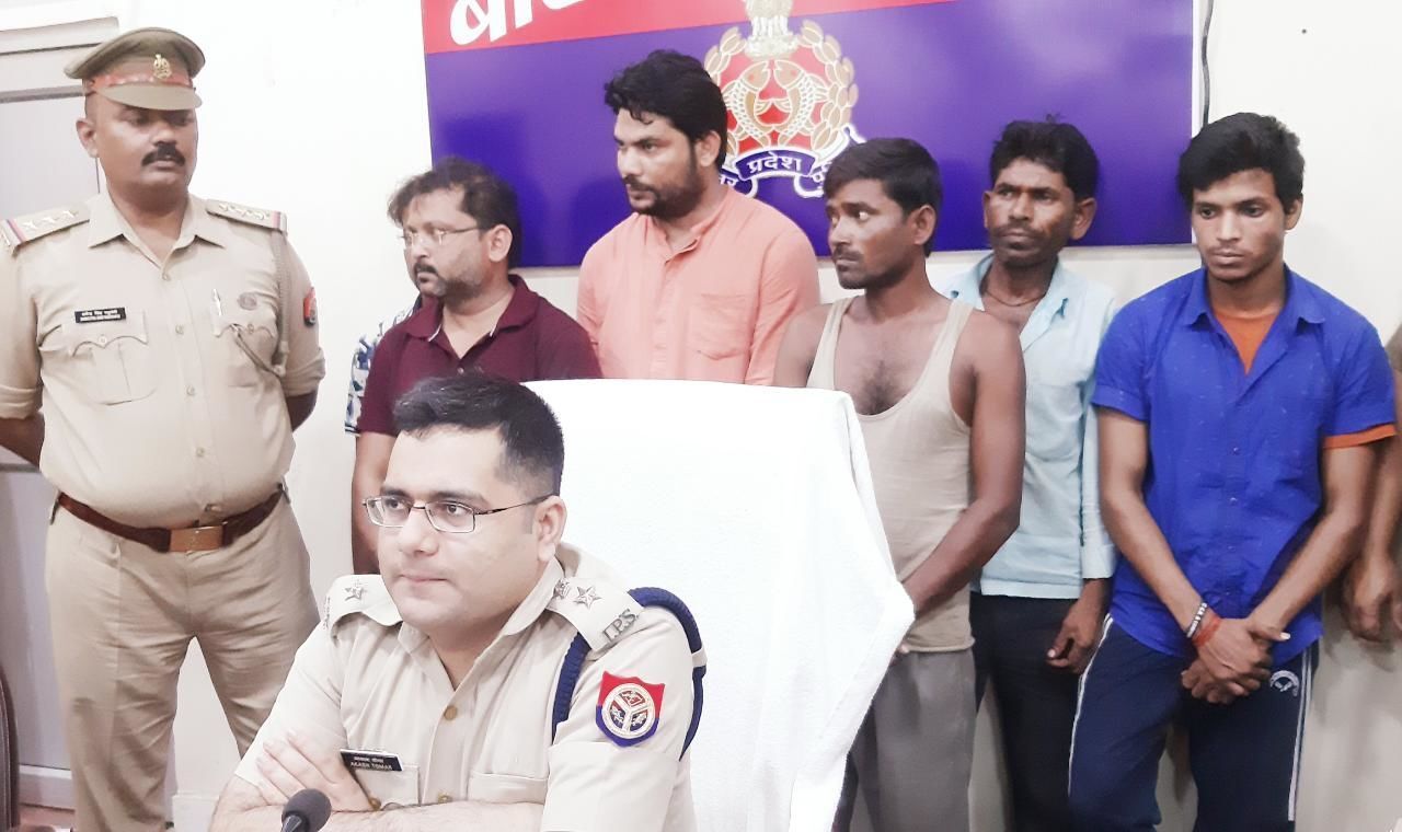 बाराबंकी एसपी आकाश तोमर की बड़ी कामयाबी, 6 अन्तर्राज्यीय शराब तस्करों से 35 लाख कीमत की हजारों लीटर अवैध शराब बरामद बाराबंकी एसपी आकाश तोमर की बड़ी कामयाबी, 6 अन्तर्राज्यीय शराब तस्करों से 35 लाख कीमत की हजारों लीटर अवैध शराब बरामद