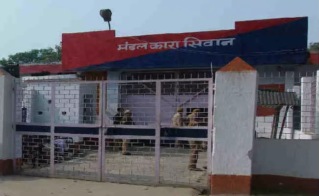 जिसे बेल मिली वह है जेल के अंदर, लेकिन दूसरा हो गया रिहा अब मचा हडकम्प! जिसे बेल मिली वह है जेल के अंदर, लेकिन दूसरा हो गया रिहा अब मचा हडकम्प!