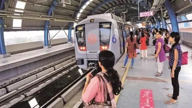 दिल्ली: मेट्रो के सामने कूदकर युवक ने की आत्महत्या, स्टेशन पर मचा हड़कंप!