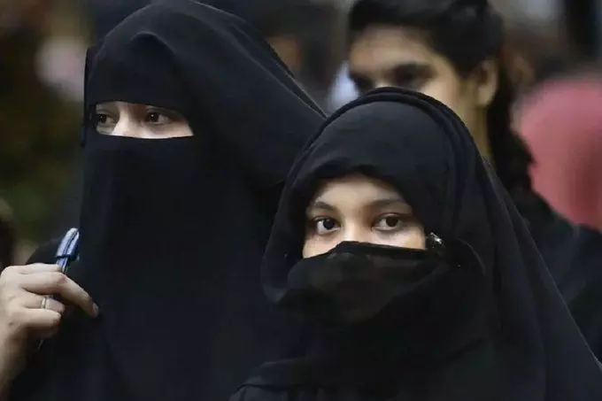 बिल पास होने के बाद पति ने दिया तीन तलाक तो महिला ने उठाया अब ये कदम! बिल पास होने के बाद पति ने दिया तीन तलाक तो महिला ने उठाया अब ये कदम!