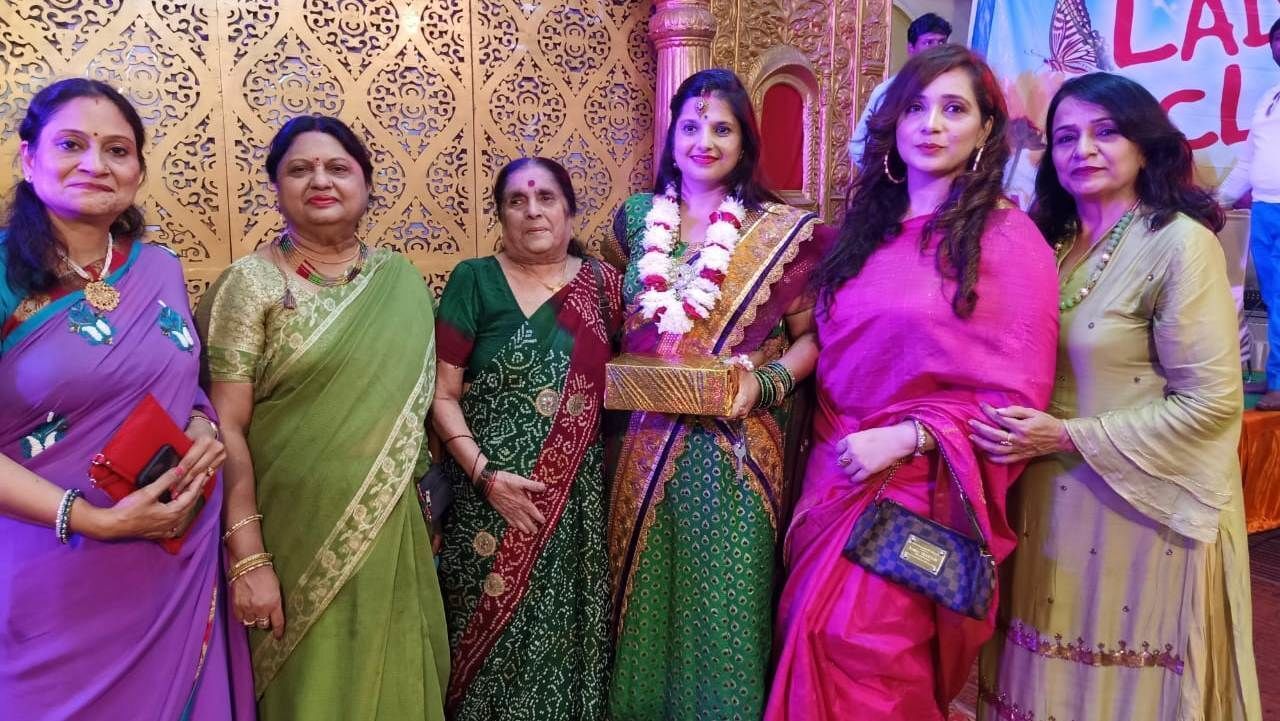 लेडीज क्लब के द्वारा बड़े ही धूमधाम से मनाया गया तीज महोत्सव, गीतों पर महिलाओं ने जमकर किया नृत्य लेडीज क्लब के द्वारा बड़े ही धूमधाम से मनाया गया तीज महोत्सव, गीतों पर महिलाओं ने जमकर किया नृत्य