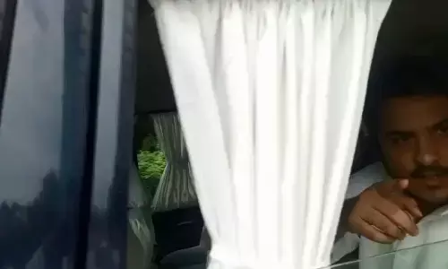 आज़म खान के बेटे विधायक अब्दुल्ला आज़म खान को पुलिस ने लिया हिरासत में, देखिये किस तरह पुलिस ले गई बिठा के! आज़म खान के बेटे विधायक अब्दुल्ला आज़म खान को पुलिस ने लिया हिरासत में, देखिये किस तरह पुलिस ले गई बिठा के!