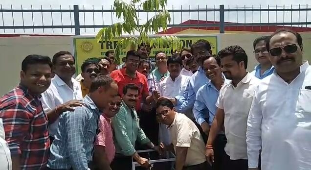 मुजफ्फरनगर : रोटरी क्लब फैमिली द्वारा नवीन मंडी स्थल के बाहर किया गया वृक्षारोपण मुजफ्फरनगर : रोटरी क्लब फैमिली द्वारा नवीन मंडी स्थल के बाहर किया गया वृक्षारोपण