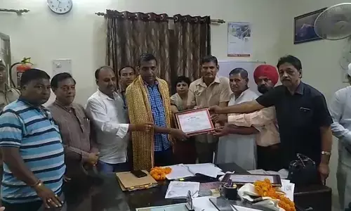 उत्तर प्रदेश उद्योग व्यापार संगठन के बैनर तले व्यापारियों ने कांवड़ यात्रा सकुशल सम्पन्न होने पर अधिकारियों को किया सम्मानित