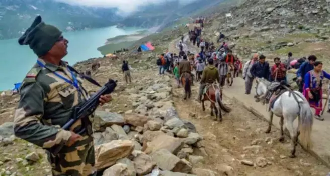 जम्मू-कश्मीर सरकार ने यात्रियों और पर्यटकों को घाटी छोड़ने को कहा, तो महबूबा मुफ्ती और उमर अब्दुल्ला बोले...