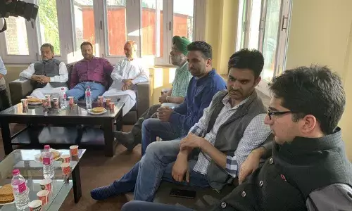 जम्मू-कश्मीर में सरकार के एक्शन से खलबली, राजनीतिक दलों ने बुलाई इमरजेंसी बैठक