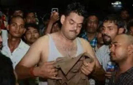 प्रयागराज में पुलिस टीम पर फैंका तेज़ाब, 7 पुलिसकर्मी झुलसे प्रयागराज में पुलिस टीम पर फैंका तेज़ाब, 7 पुलिसकर्मी झुलसे