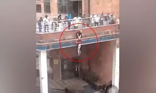 मां से हुआ झगड़ा तो हॉस्पिटल की छत से लड़की ने की सुसाइड की कोशिश, लाइव Video हुआ वायरल मां से हुआ झगड़ा तो हॉस्पिटल की छत से लड़की ने की सुसाइड की कोशिश, लाइव Video हुआ वायरल