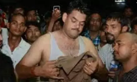 प्रयागराज में पुलिस टीम पर फैंका तेज़ाब, 7 पुलिसकर्मी झुलसे प्रयागराज में पुलिस टीम पर फैंका तेज़ाब, 7 पुलिसकर्मी झुलसे