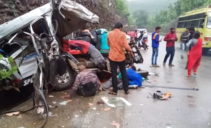 हादसे में बिखर गई सडक पर लाशें, मचा हाहाकार हादसे में बिखर गई सडक पर लाशें, मचा हाहाकार
