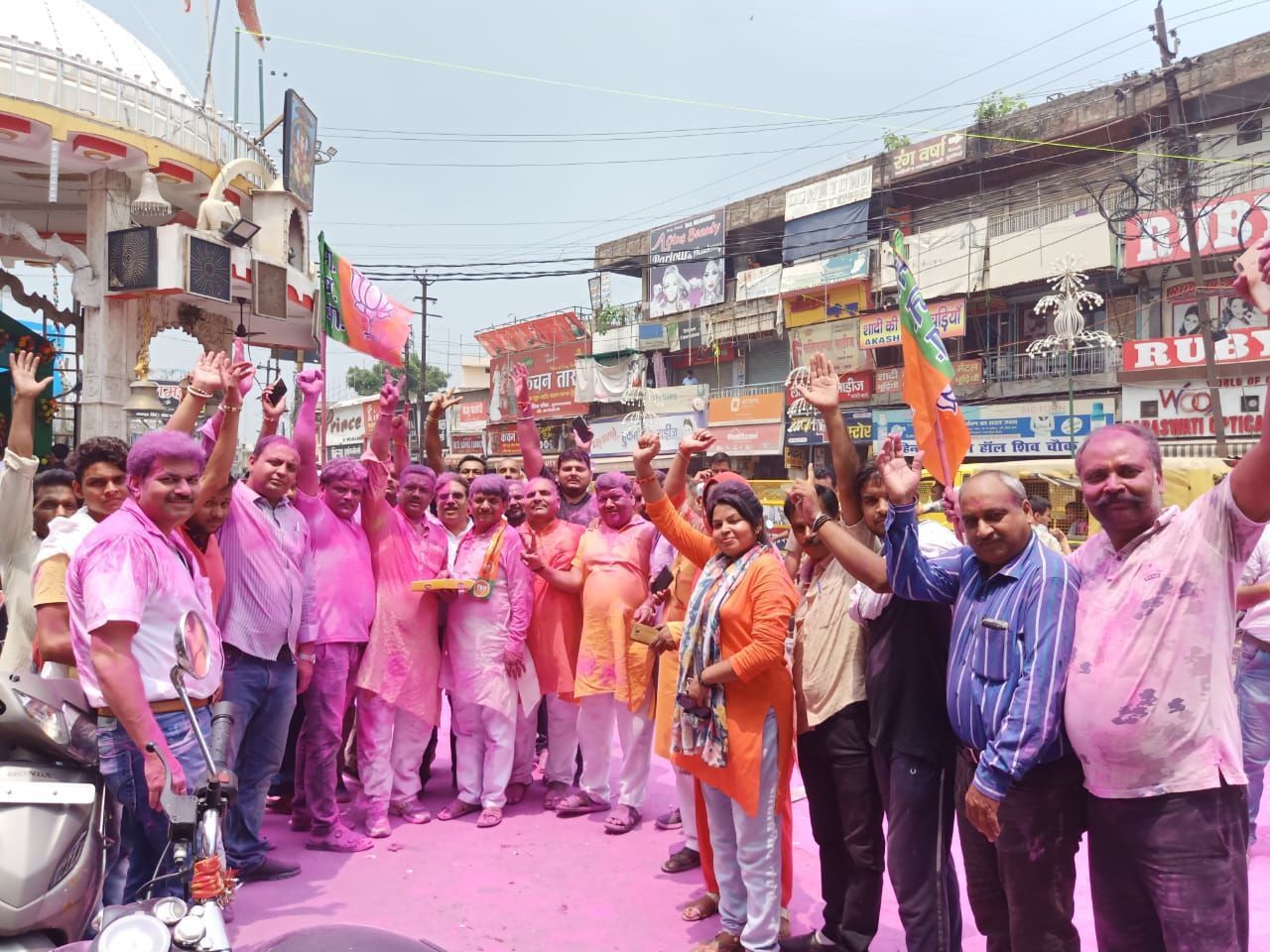 मुजफ्फरनगर : अनुच्छेद 370 हटने पर बीजेपी विधायक व समर्थकों ने फोड़े पटाखे, बांटें लड्डू मुजफ्फरनगर : अनुच्छेद 370 हटने पर बीजेपी विधायक व समर्थकों ने फोड़े पटाखे, बांटें लड्डू