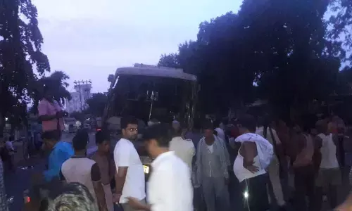 बिहार: पूर्णिया में डिवाइडर से टकराई बस में आग लगने से एक की मौत  20 यात्री घायल