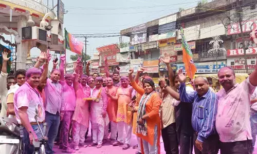 मुजफ्फरनगर : अनुच्छेद 370 हटने पर बीजेपी विधायक व समर्थकों ने फोड़े पटाखे, बांटें लड्डू