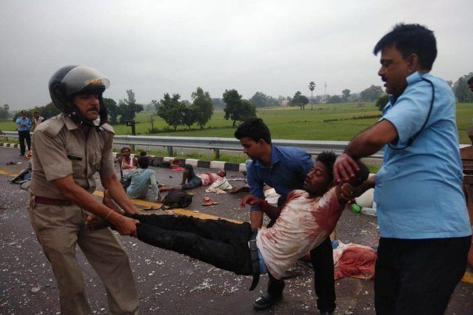 उन्नाव में आगरा-लखनऊ एक्सप्रेसवे पर भीषण हादसा, 2 की मौत कई घायल उन्नाव में आगरा-लखनऊ एक्सप्रेसवे पर भीषण हादसा, 2 की मौत कई घायल