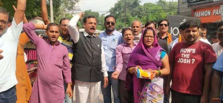 कश्मीर मामला: बेगूसराय में कही होली तो कही दिवाली सा नजारा, जगह-जगह बंटी मिठाइयां