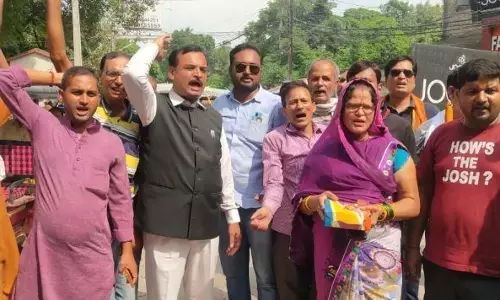 कश्मीर मामला: बेगूसराय में कही होली तो कही दिवाली सा नजारा, जगह-जगह बंटी मिठाइयां