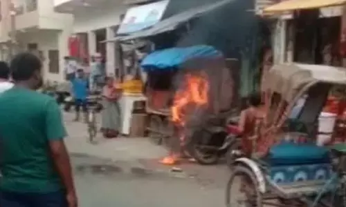 पत्नी से रूठकर आया और वाइक से निकाल पेट्रोल डाली अपने ऊपर, जलने लगा धू धू कर पत्नी से रूठकर आया और वाइक से निकाल पेट्रोल डाली अपने ऊपर, जलने लगा धू धू कर