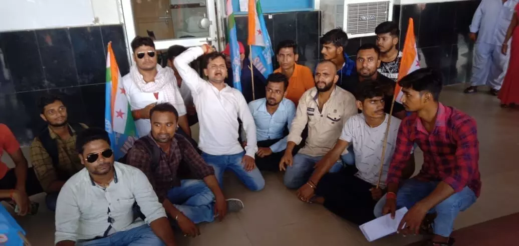बेगूसराय  स्टेशन की  कुव्यवस्था के खिलाफ एनएसयूआई ने खोला मोर्चा,दी अन्दोलन की धमकी