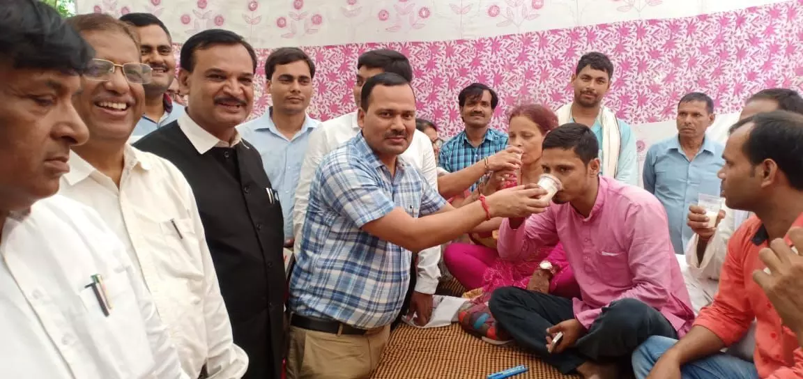 सकारत्मक वार्ता के बाद शिक्षकों ने चार दिन पुरानी भूख हड़ताल वापस ली