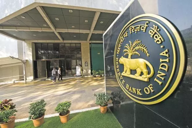 RBI ने लगातार चौथी बार की रेपो रेट में कटौती, सस्‍ती होगी आपकी EMI