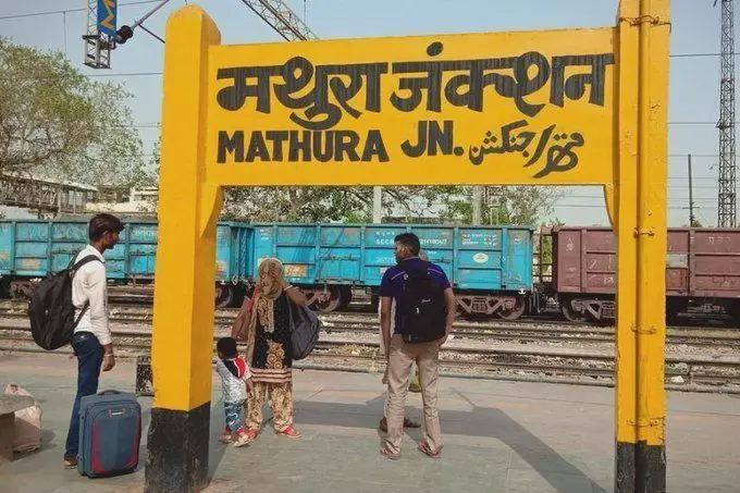 मथुरा: त्रिवेंद्रम एक्सप्रेस ट्रेन लूट का हुआ खुलासा, महिला समेत 5 गिरफ्तार मथुरा: त्रिवेंद्रम एक्सप्रेस ट्रेन लूट का हुआ खुलासा, महिला समेत 5 गिरफ्तार