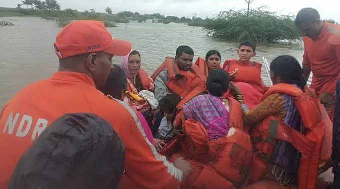 महाराष्ट्र : सांगली में रेस्क्यू के दौरान ग्रामीणों से भरी नाव पलटी , 10 लोगों की मौत, 16 लोग बचाए गए