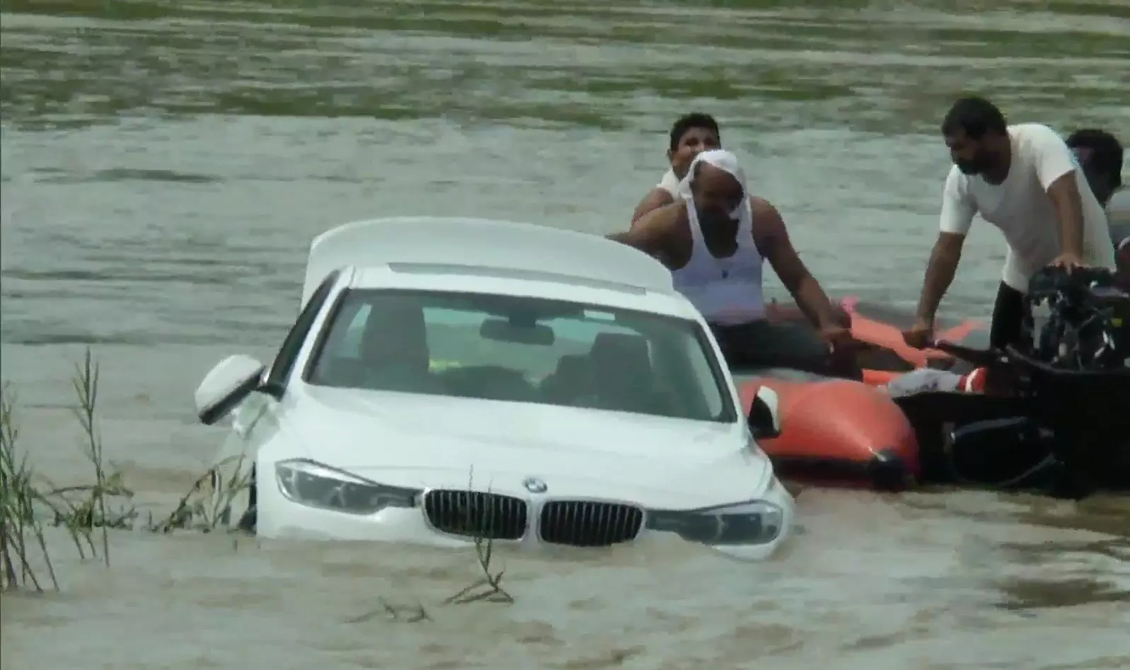 पिता ने नहीं दिलाई जगुआर तो बेटे ने नदी में बहा दी BMW कार..